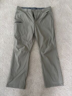Eddie Bauer Men's Cargo Pants in Olive